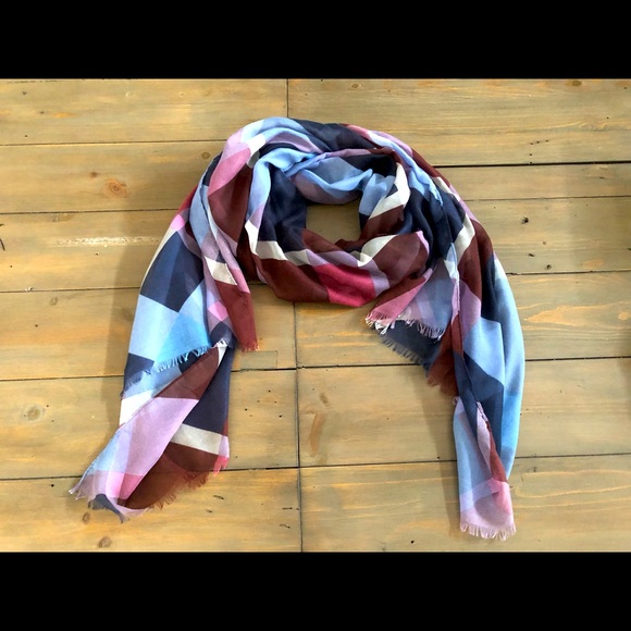 Accessories - NWOT Beautiful plaid scarf